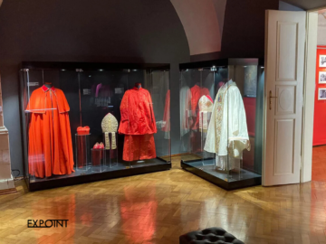 Elegante Vitrinen ohne vertikale Profile mit Punktbeleuchtung von oben