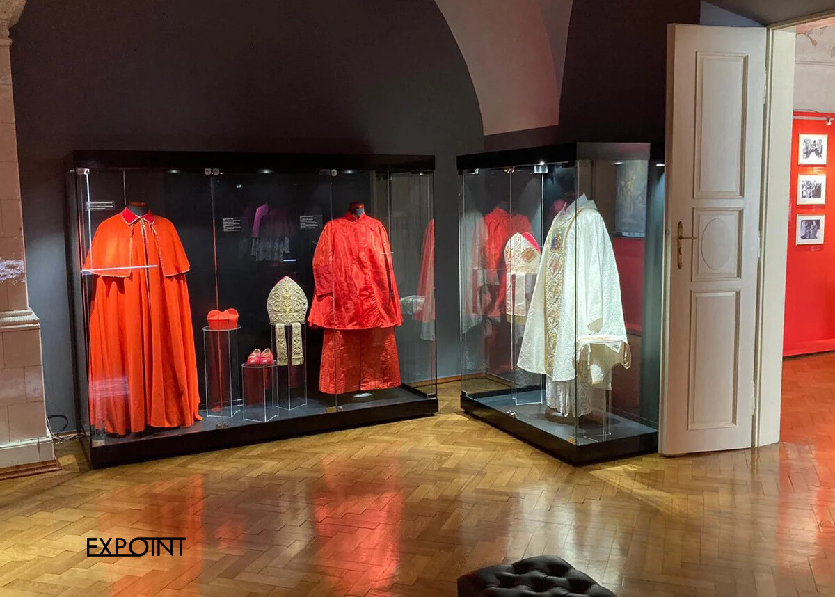 Elegante Vitrinen ohne vertikale Profile mit Punktbeleuchtung von oben