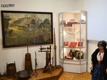 Eckvitrine mit Sockel auf Podest