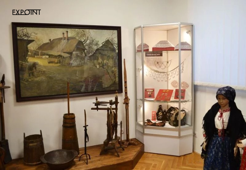 Eckvitrine mit Sockel auf Podest