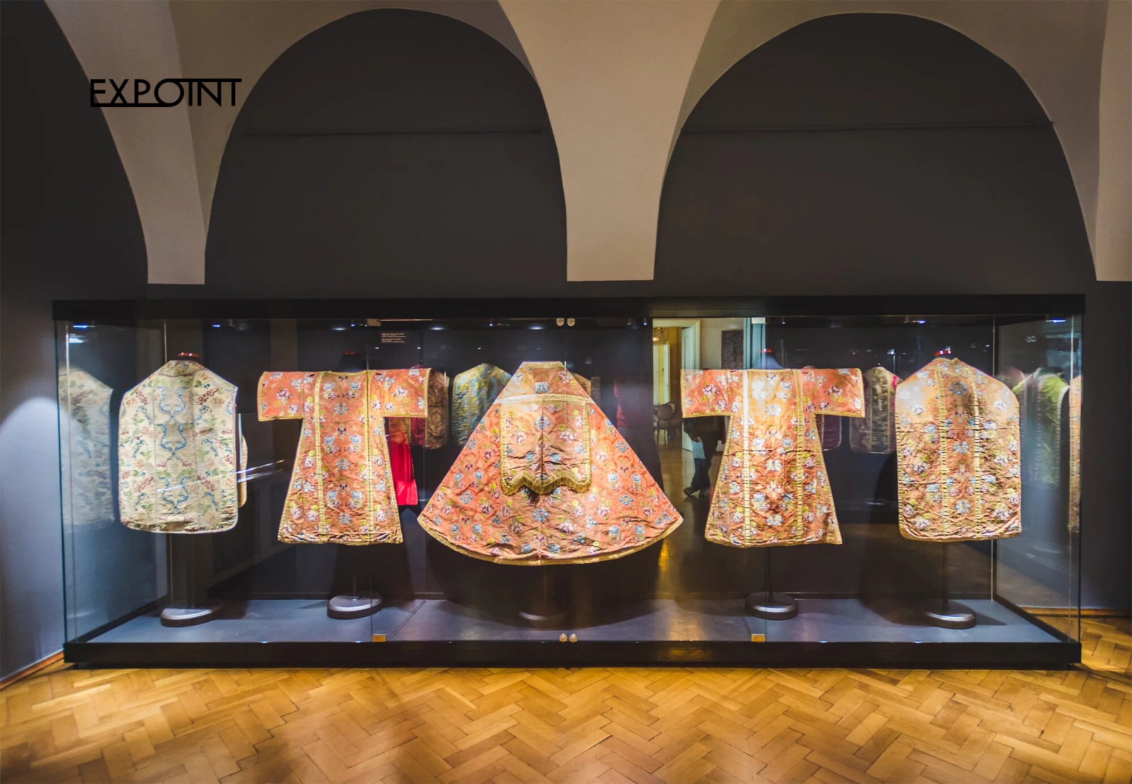 Große Vitrinengruppe mit Beleuchtung