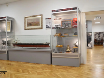 Tischvitrinen mit geneigter, geklebter Kuppel