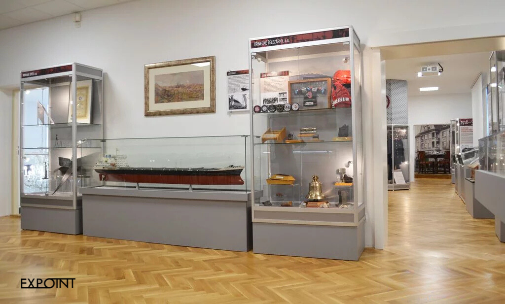 Tischvitrinen mit geneigter, geklebter Kuppel