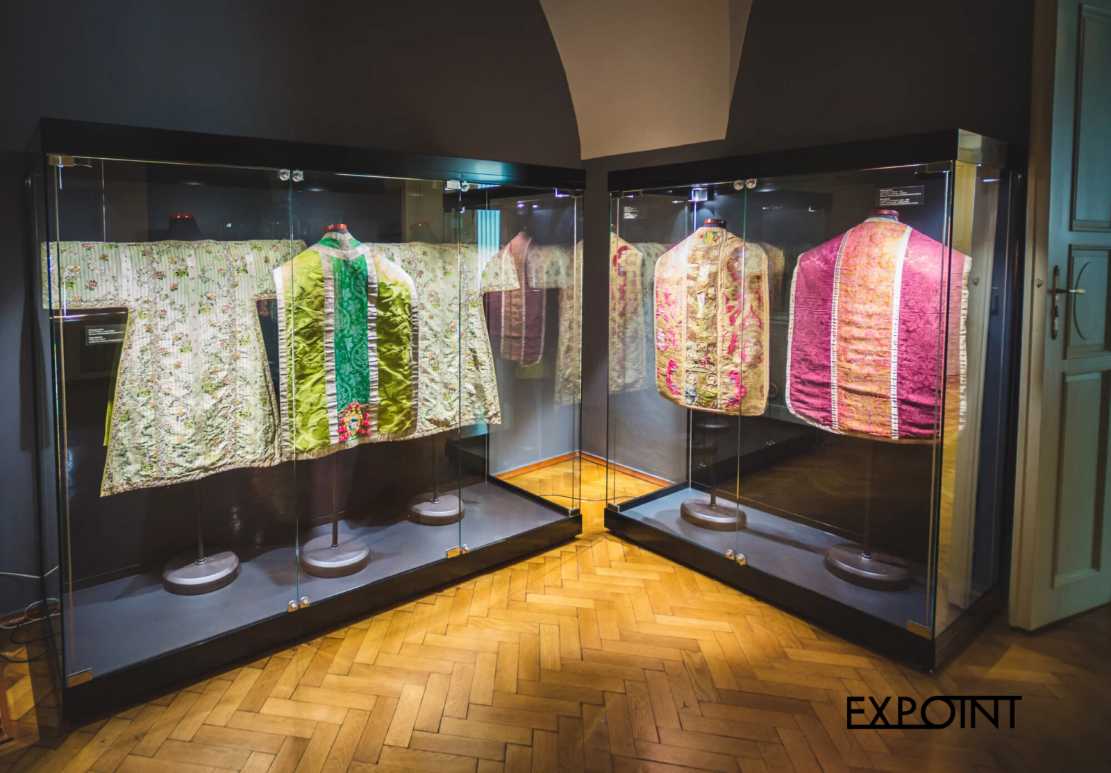 Vitrinen mit einer Ausstellung sakraler Gewänder