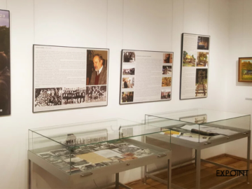 Tischvitrinen mit leichtem Sockel aus Aluminiumprofilen und geklebter Glaskuppel