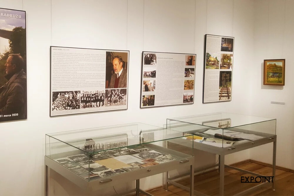 Tischvitrinen mit leichtem Sockel aus Aluminiumprofilen und geklebter Glaskuppel