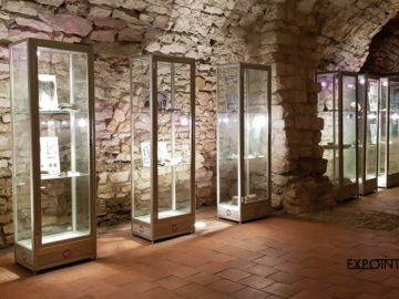 Maßgefertigte Vitrinen mit Türen aus Aluminiumprofilen