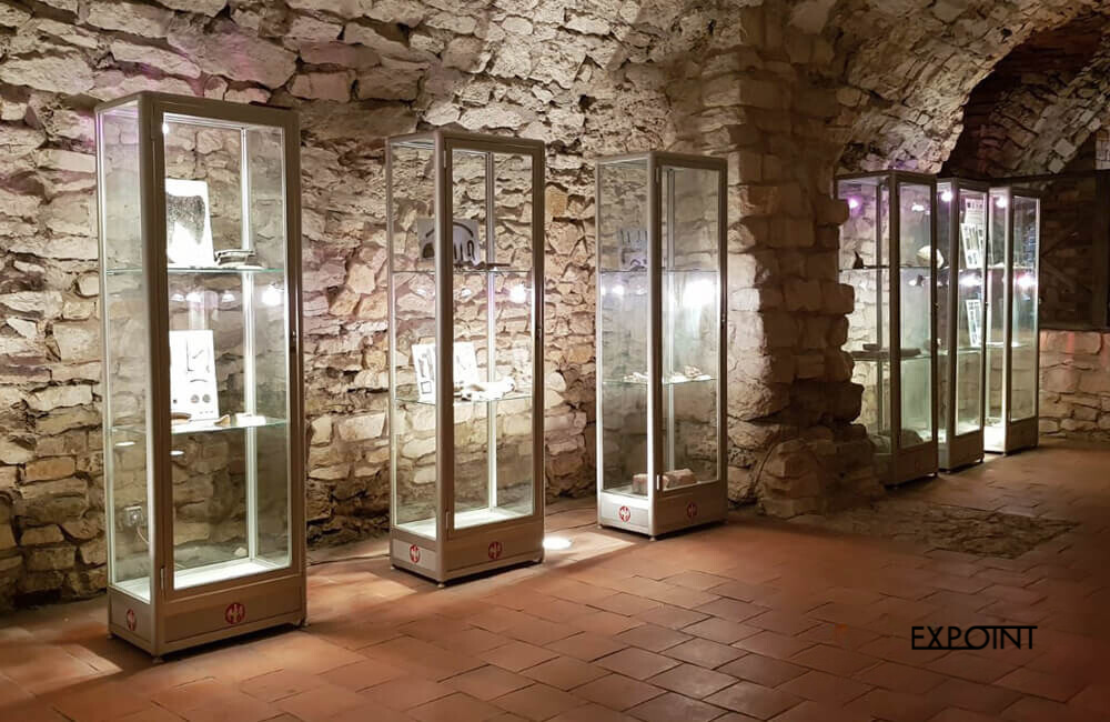 Maßgefertigte Vitrinen mit Türen aus Aluminiumprofilen